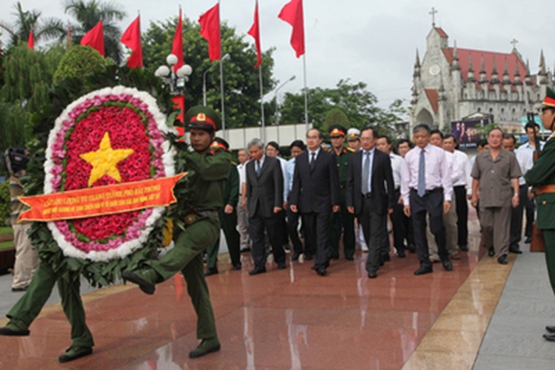 Phó Thủ tướng Nguyễn Thiện Nhân thăm các gia đình thương binh, liệt sỹ tại Hải Phòng